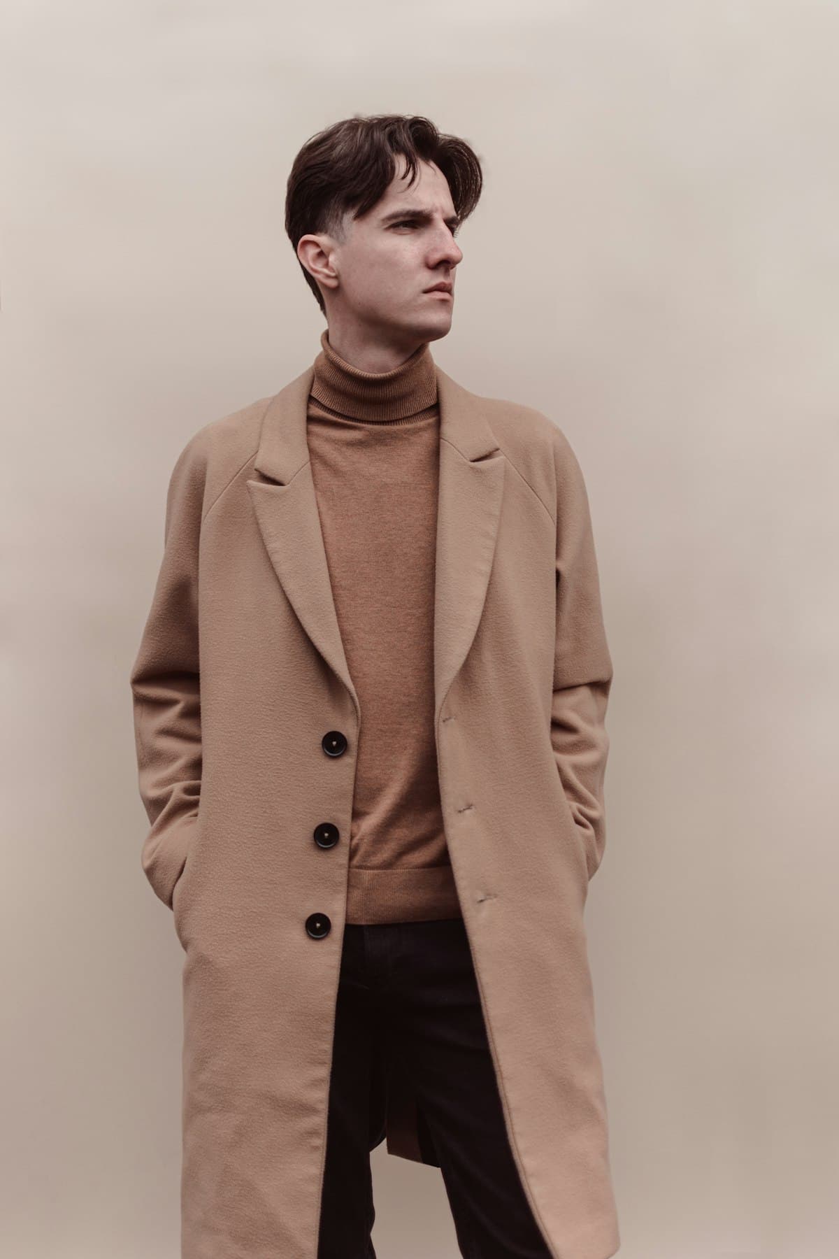 Homem em look de sobretudo, editorial Alpha Store